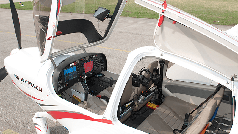 COCKPIT 4 DIAMOND DA40.png